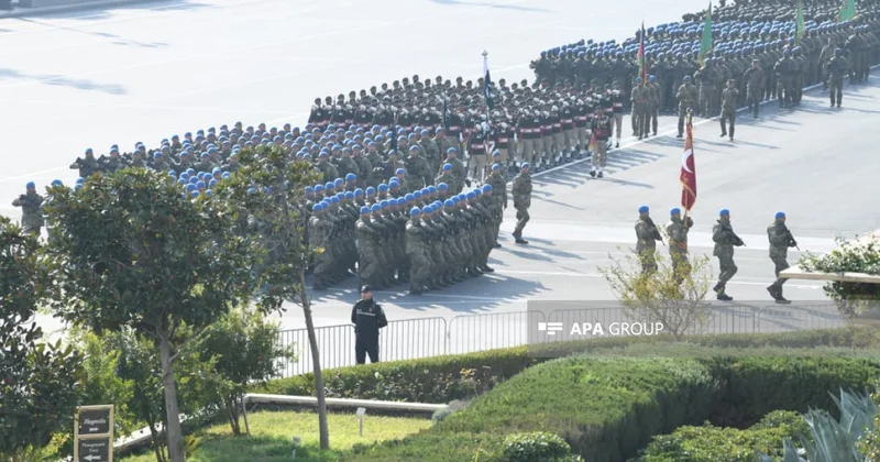 Военнослужащие Турции и Пакистана прошли маршем на военном параде в Баку ФОТО