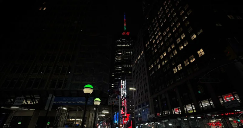 Небоскреб на Таймс сквер в Нью Йорке подсветили цветами флага Азербайджана ФОТО