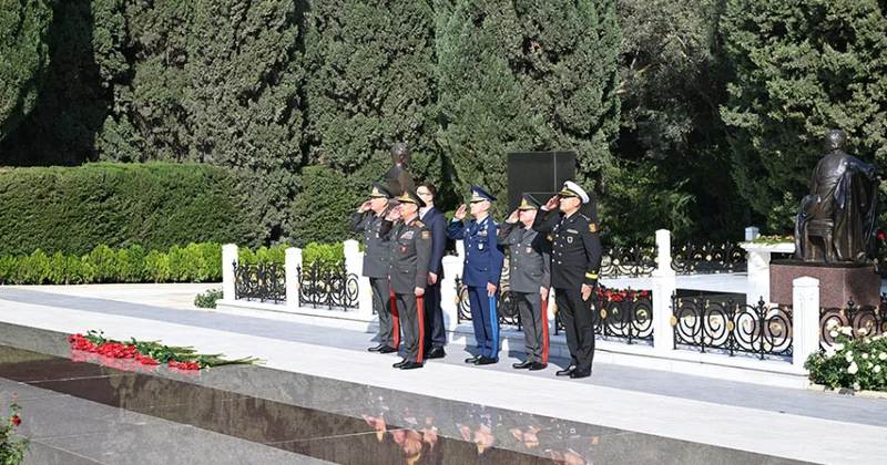 Müdafiə Nazirliyinin kollektivi Ulu Öndər Heydər Əliyevin və şəhidlərin məzarlarını ziyarət ediblər