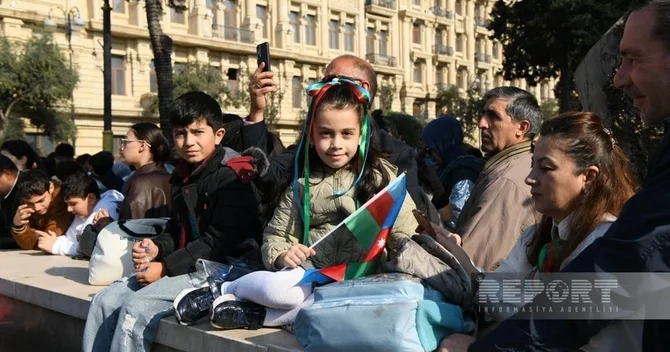 Bakı sakinləri Zəfərin beşinci ildönümünü qeyd edir