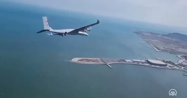 Турецкий дрон Bayraktar Akıncı украсил небо Баку на военном параде