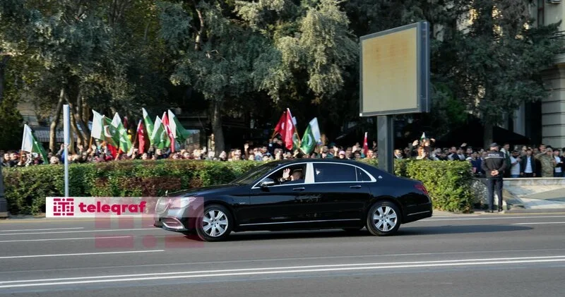 Prezident sükan arxasında Zəfər paradında FOTO VİDEO