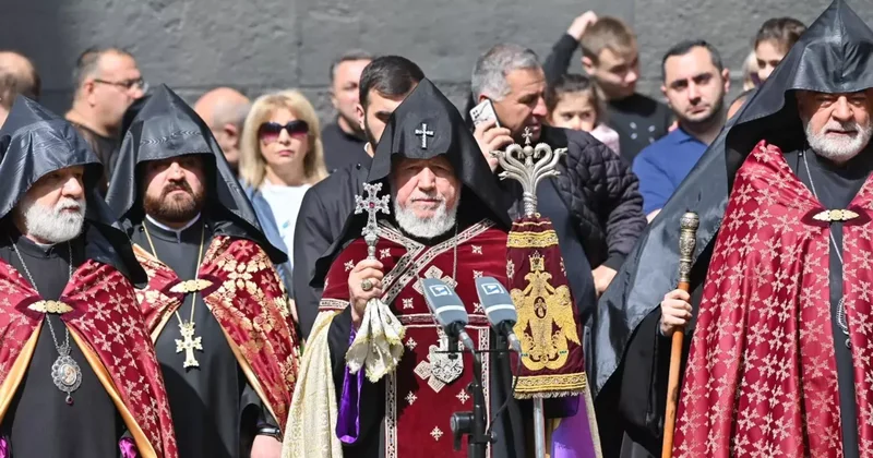 Гарегин II отправился с визитом в Индию