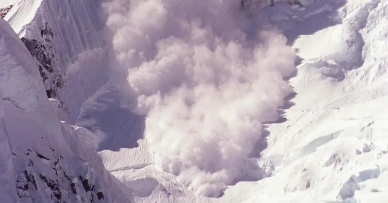 Kamçatkada qızıl yatağının yaxınlığında iki nəfər qar uçqununun altında qalıb