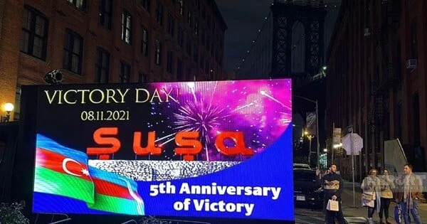 Zəfər Günü ilə bağlı şüarlar “Tayms” meydanında
