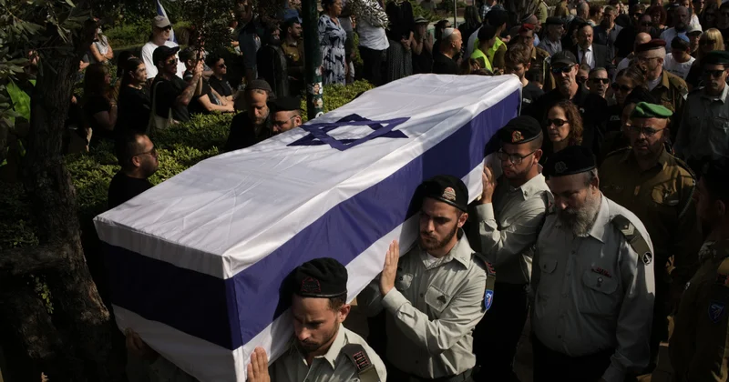 İsrail daha bir girovun qalıqlarının olduğu tabutu təhvil alıb