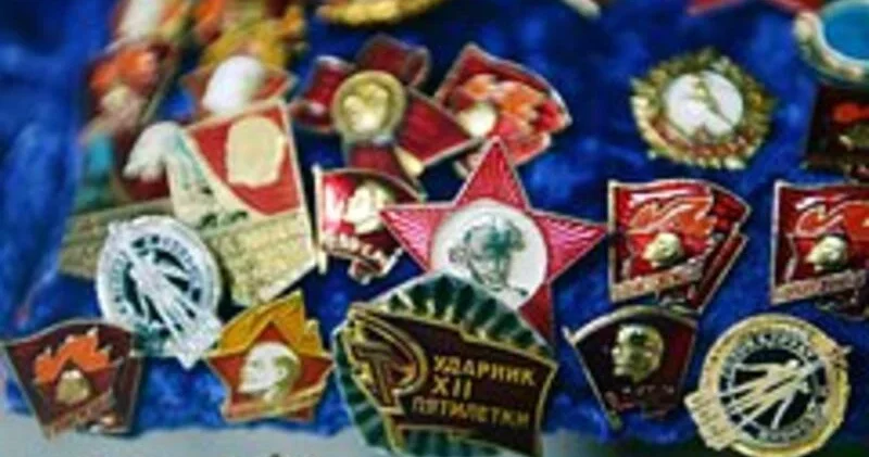 SSRİ nin rəmzlərini üzərlərində daşıyan italyan turistlər tutuldu