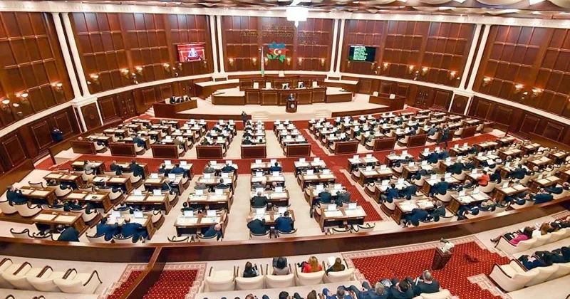 Qorxaq deputatlar: Rusiya ilə gərginliyi müzakirə etməkdən açıq şəkildə yayınırlar