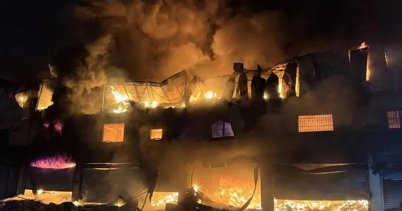 Ticarət mərkəzində yanğın baş verdi