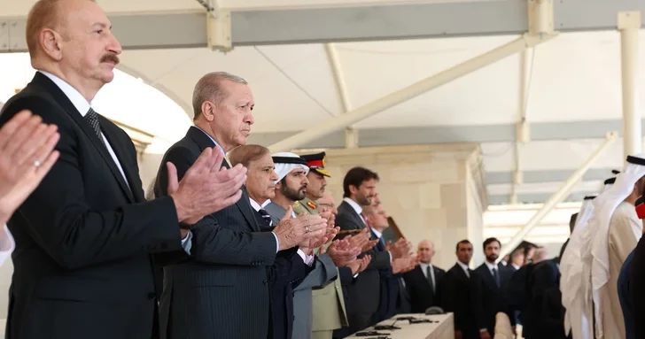 Администрация президента Турции опубликовала кадры с военного парада в Баку