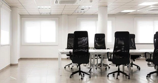 Уволенные из за ИИ сотрудники стали возвращаться в прежние офисы