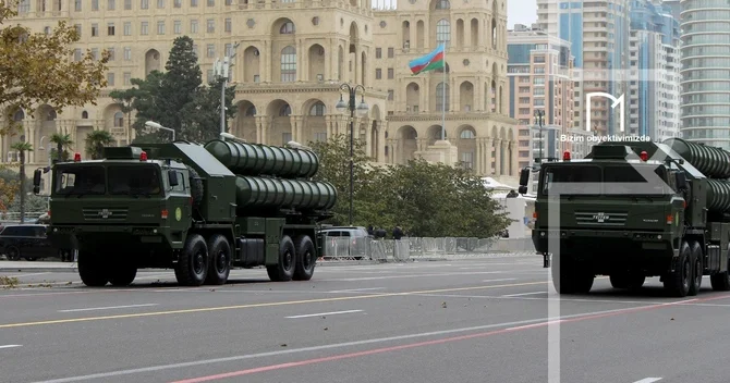 Bakıda hərbi paradda Çindən alınan HQ 9B havadan müdafiə sistemləri nümayiş etdirilib