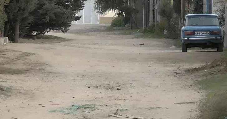 Пыль летом и грязь зимой: жители бакинского поселка годами живут в плену бездорожья