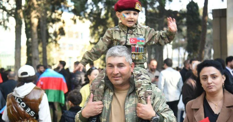 Vətən Müharibəsindəki Zəfərin 5 illiyinə həsr olunan hərbi paradla bağlı əhali Azadlıq meydanına toplaşır FOTO