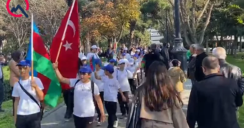 Bakı bulvarında izdiham Hamı paradı izləməyə gəlir Video