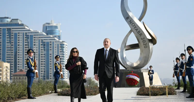 Алиевы на Аллее почетного захоронения и в Музее победы фото