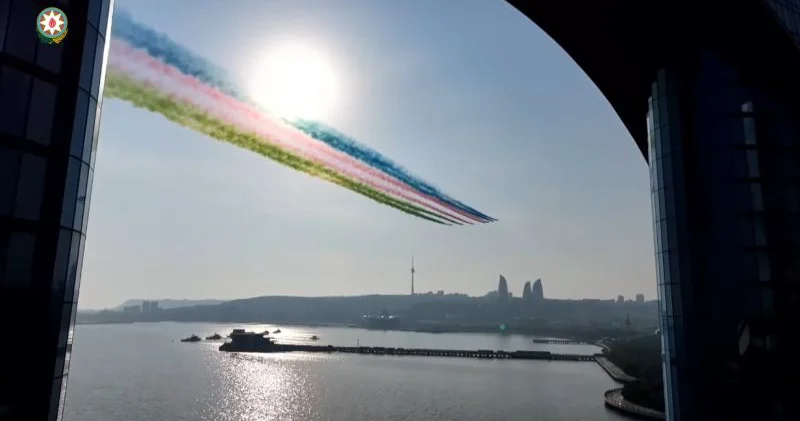 Su 25 təyyarələri bayrağımızı səmada belə canlandırdı Anbaan görüntülər