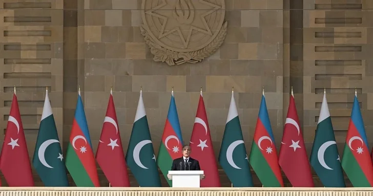 Шахбаз Шариф: азербайджанский народ с огромным патриотизмом празднует это грандиозное событие