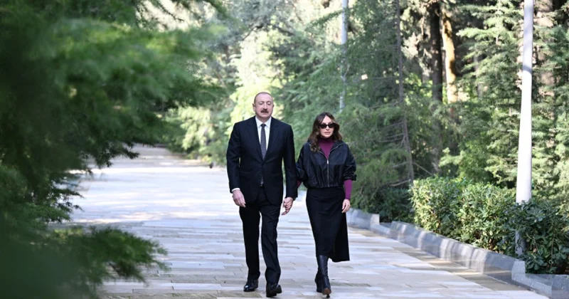 Prezident və xanımı Ulu Öndərin məzarını ziyarət ediblər FOTOLAR