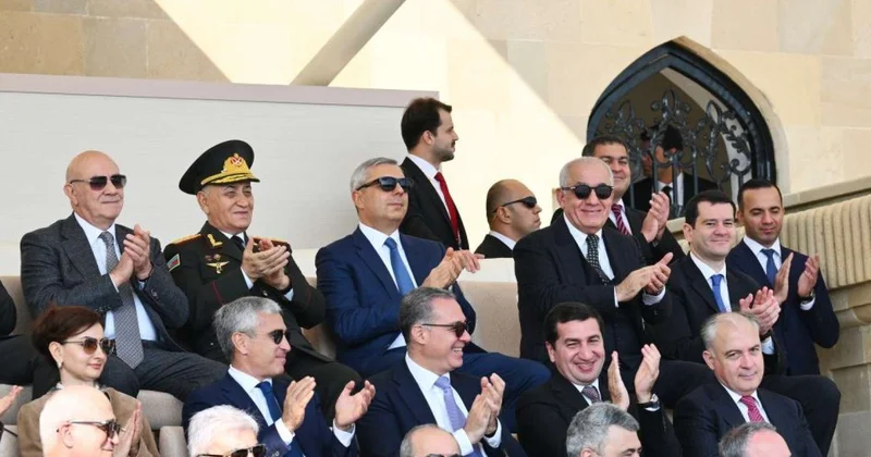 Rəsmilər paradda FOTO