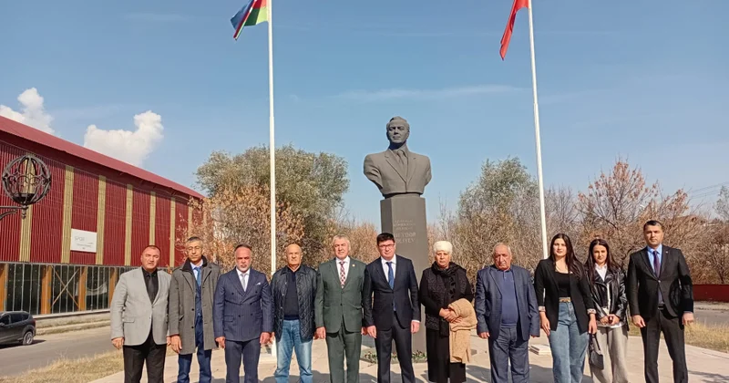 Zəfər Günündə Qarsda Ümummilli Lider Heydər Əliyevin xatirəsi anılıb
