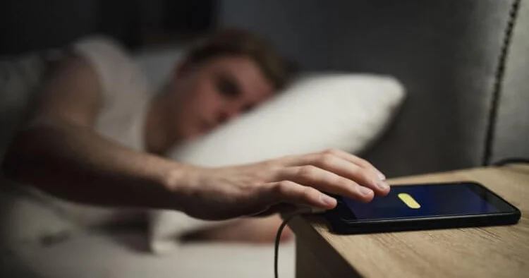 Почему не стоит заряжать телефон ночью: объяснение экспертов