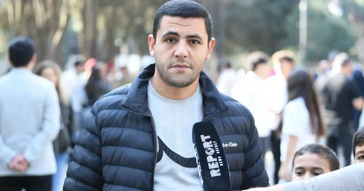 Горожане с семьями наблюдают за парадом, посвящённым 5 й годовщине Победы