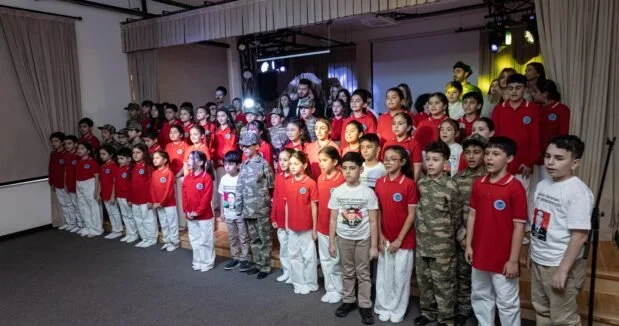 Dünya məktəbində “Bayraq yolu” adlı ədəbi bədii kompozisiya təqdim edildi