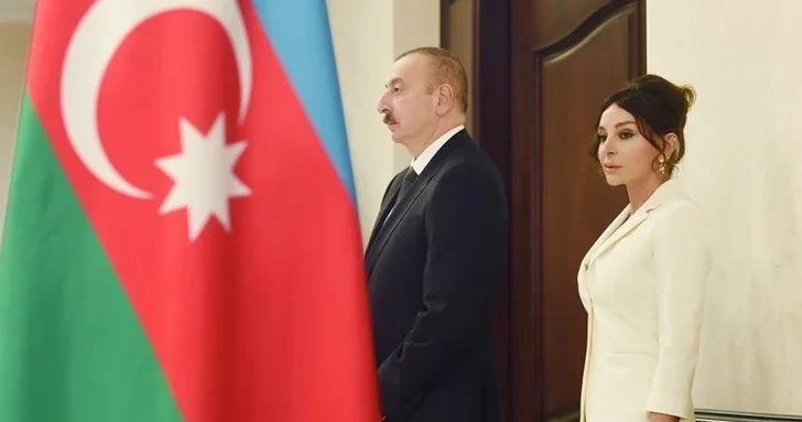 Президент и первая леди принимают участие в военном параде, посвященном пятой годовщине Победы