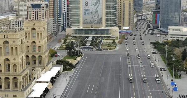 Bakıda hərbi parad başladı Canlı
