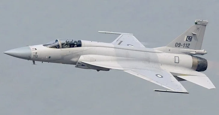 Азербайджан впервые показал многоцелевые истребители JF 17 на параде в Баку