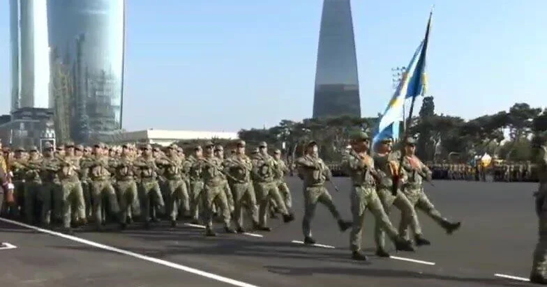 На площади Азадлыг впервые прошёл парадный расчёт войск беспилотных систем ВИДЕО