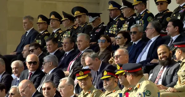 Generallar və məmurlar paradı belə izləyirlər FOTO