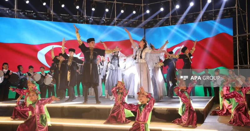 Naxçıvanda Zəfər Gününə həsr olunan konsert keçirilib, atəşfəşanlıq olub FOTO