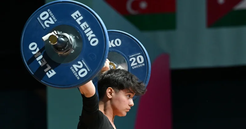 15 yaşlı ağırlıqqaldıranımız rəqiblərini üstələdi: İSLAMİADADA BÜRÜNC MEDAL QAZANDI FOTO