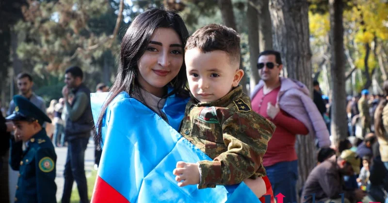 Vətəndaşlar paradı izləmək üçün bulvara toplaşıb FOTOLAR