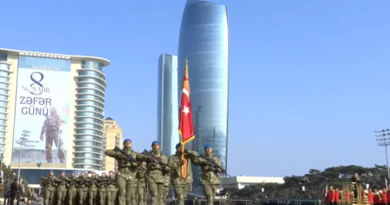 Türkiyə hərbçiləri hərbi paradda tribuna önündən keçib