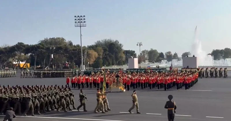 Zəfər paradında hərbçilərin yürüşü başladı VİDEO