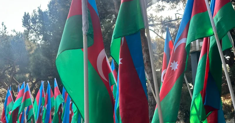 Bu gün 8 noyabr Zəfər Günü ilə əlaqədar olaraq ölkənin hər bir yerində şəhidlərin əziz xatirəsi anılır FOTO/VİDEO