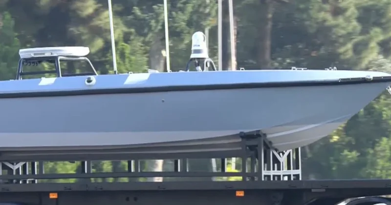 Azərbaycan Ordusu silahlanmaya yeni qəbul edilən “Kayra“ kamikadze tipli suüstu dəniz vasitəsini nümayiş etdirib