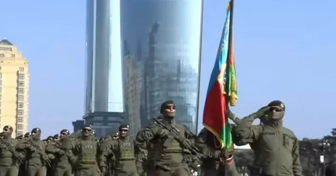 Xarici Kəşfiyyat Xidmətinin Yarasa xüsusi təyinatlılarının paradda keçidi