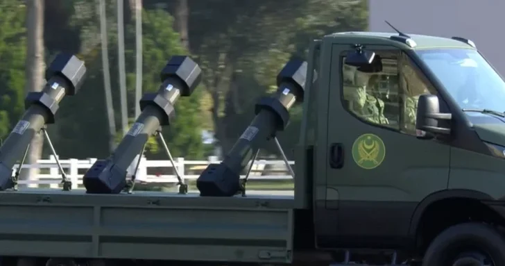 На военном параде в Баку впервые продемонстрированы барражирующие боеприпасы Hero 120