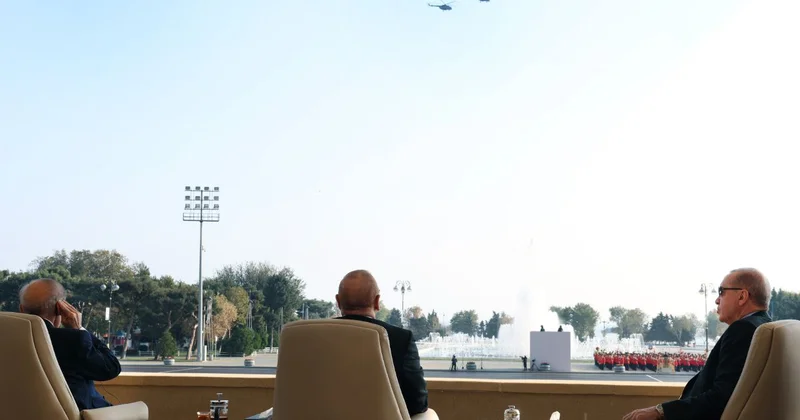 Prezidentlər hərbi parada belə gəldilər Tarixi görüntülər