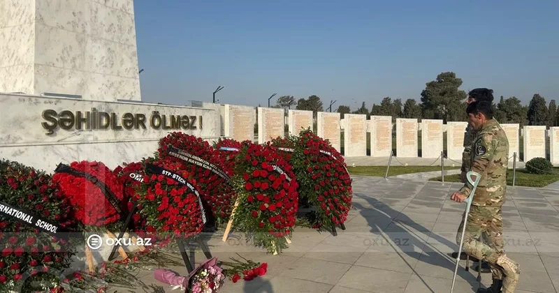 8 Ноября День Победы: жители Азербайджана возлагают цветы к могилам шехидов ФОТО