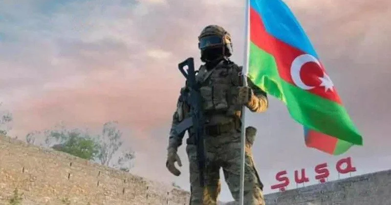 Təqvimin qoşa bayramları Zəfərin arxasındakı Bayraq