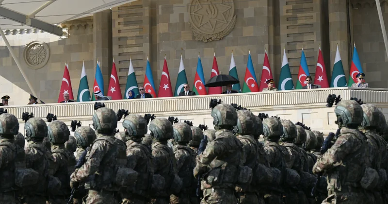 Hərbi paradı kimlər izləyib? SİYAHI