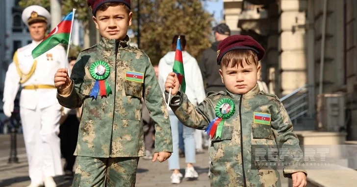 Жители Баку отмечают пятую годовщину Победы