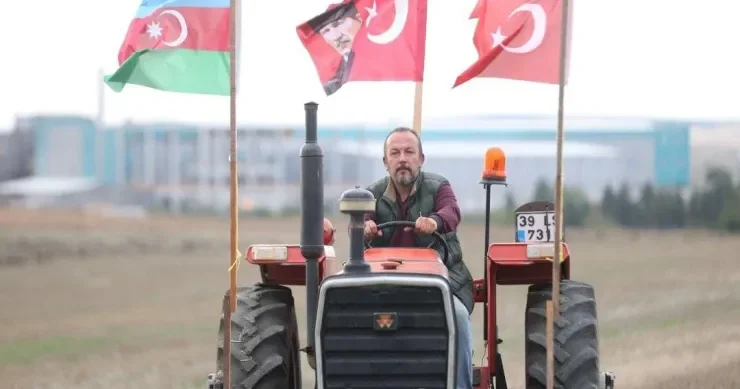 Türkiyəli fermerdən Zəfər Günü JESTİ: traktorla bunları yazdı