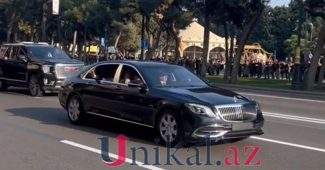 Prezident parada baxmağa gələn vətəndaşları salamladı VİDEO