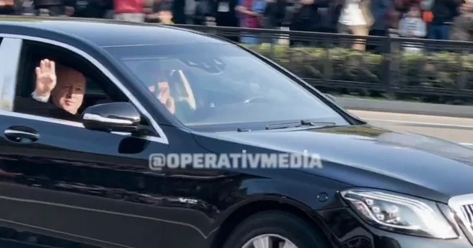 Paraddan sonra prezidentlər insanlarla sağollaşdı